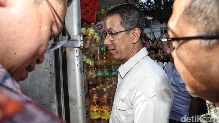PJ Gubernur DKI Jakarta Heru Budi melepas mobil pasar murah di kawasan Pasar Cipinang, Jakarta Timur, Jumat (17/3/2023). Kegiatan itu bertujuan untuk mengendalikan inflasi pangan jelang Ramadan dan Idul Fitri mendatang.