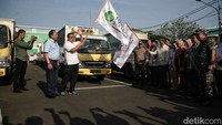 PJ Gubernur DKI Jakarta Heru Budi melepas mobil pasar murah di kawasan Pasar Cipinang, Jakarta Timur, Jumat (17/3/2023). Kegiatan itu bertujuan untuk mengendalikan inflasi pangan jelang Ramadan dan Idul Fitri mendatang.  