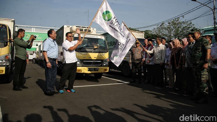 PJ Gubernur DKI Jakarta Heru Budi melepas mobil pasar murah di kawasan Pasar Cipinang, Jakarta Timur, Jumat (17/3/2023). Kegiatan itu bertujuan untuk mengendalikan inflasi pangan jelang Ramadan dan Idul Fitri mendatang.