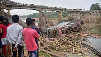 Insiden tersebut sempat membuat heboh warga sekitar yang menduga jembatan tersebut dibangun dengan material di bawah standar. Kontraktor dan staf yang terlibat dalam pembangunan jembatan saat ini dalam pelarian.  