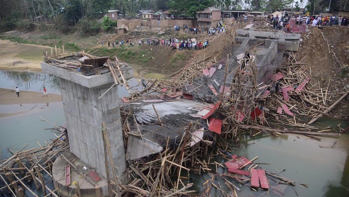 Jembatan di India Runtuh, Padahal Baru Dibangun A newly constructed bridge over Kopili river Collapse at Kampur area in Nagaon District of Assam , India on Mar 16 ,2023 . (Photo by Anuwar Hazarika/NurPhoto via Getty Images)