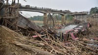 Dilaporkan bahwa beberapa pekerja mungkin masih terjebak di bawah jembatan.  