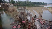 Insiden tragis tersebut menyebabkan tiga pekerja terluka parah. Para pekerja jatuh dari jembatan saat runtuh, dan ketiganya telah dirujuk ke rumah sakit dalam kondisi kritis.  