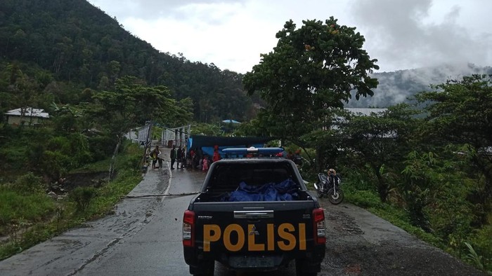 Jembatan di Yalimo, Papua Pegunungan ditutup warga.