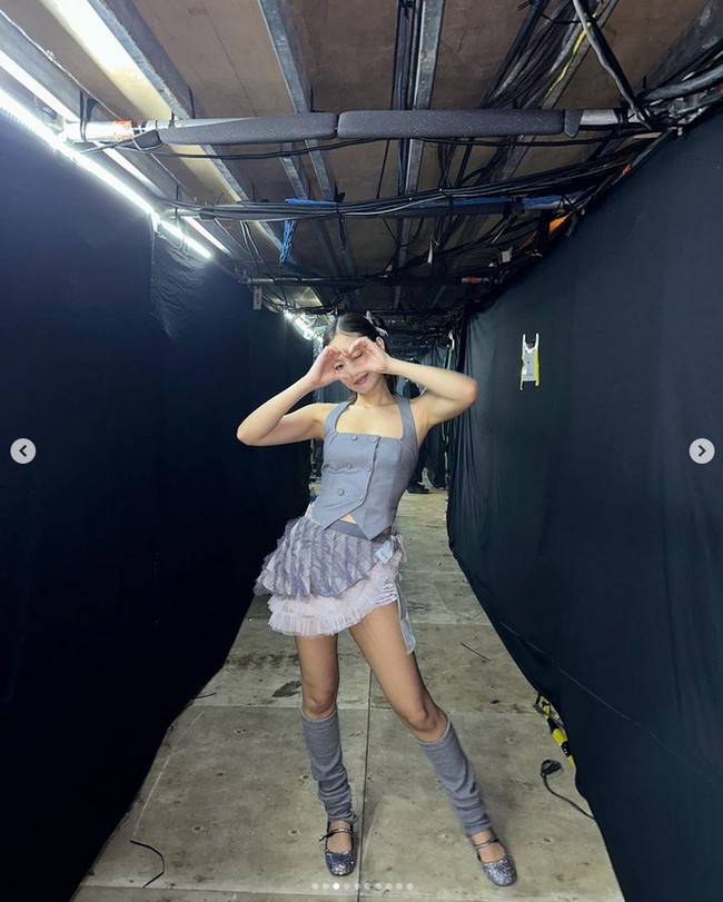 Two amazing nights in Jakarta 🐰 Di tengah cuaca panas Jakarta, Jennie tetap menikmati gelaran konser yang dihelat dua hari berturut-turut. Foto: dok. Instagram @jennierubyjane