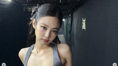 8 Gaya Jennie BLACKPINK Curhat Kepanasan Saat Konser di Jakarta