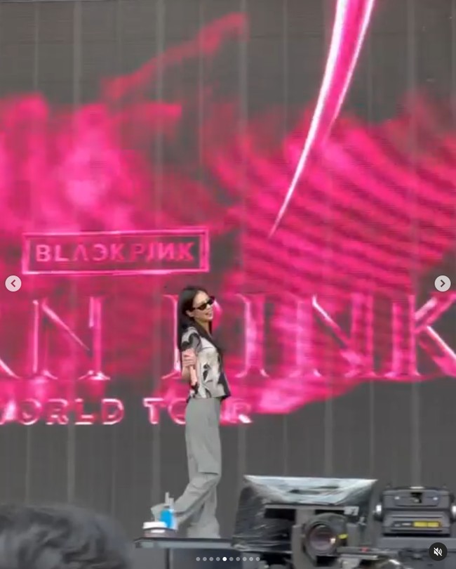 Meskipun mengeluhkan cuaca panas Jakarta, Jennie BLACKPINK tetap asik berjoget saat latihan. Foto: dok. Instagram @jennierubyjane