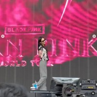 Meskipun mengeluhkan cuaca panas Jakarta, Jennie BLACKPINK tetap asik berjoget saat latihan. Foto: dok. Instagram @jennierubyjane