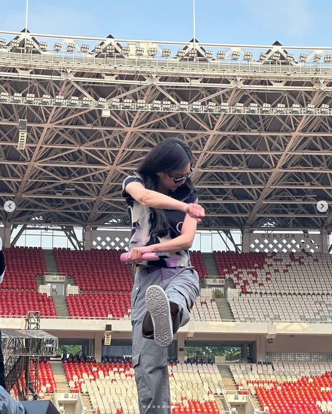Dia terlihat memakai kaos tie-dye keluaran Alexander Wang seharga Rp 2,3 jutaan saat soundcheck di SU GBK. Tak lupa Jennie BLACKPINK memakai kacamata hitam keluaran Gentle Monster versi Rococo 01 seharga Rp 5,1 jutaan. Foto: dok. Instagram @jennierubyjane