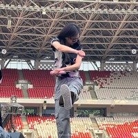 Dia terlihat memakai kaos tie-dye keluaran Alexander Wang seharga Rp 2,3 jutaan saat soundcheck di SU GBK. Tak lupa Jennie BLACKPINK memakai kacamata hitam keluaran Gentle Monster versi Rococo 01 seharga Rp 5,1 jutaan. Foto: dok. Instagram @jennierubyjane