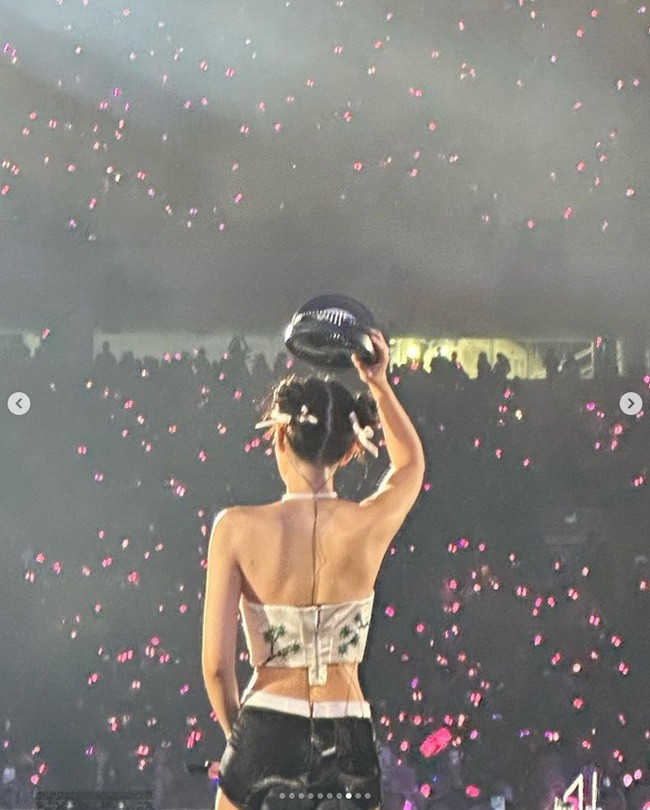 Cuaca panas Jakarta semakin terasa saat malam hari. Selama konser, Jennie BLACKPINK tak ingin melepaskan kipas angin mini berwarna hitam dari tangannya. Foto: dok. Instagram @jennierubyjane
