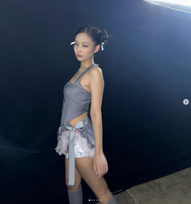 Dalam unggahan lain, Jennie BLACKPINK membagikan keseruannya di belakang panggung sebelum memulai penampilan solo dengan lagu You & Me. Foto: dok. Instagram @jennierubyjane