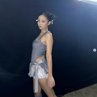 Dalam unggahan lain, Jennie BLACKPINK membagikan keseruannya di belakang panggung sebelum memulai penampilan solo dengan lagu You & Me. Foto: dok. Instagram @jennierubyjane