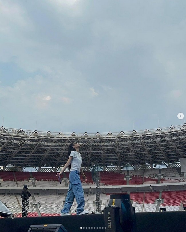 A very hot day in Jakarta tulis Jennie BLACKPINK sebagai caption. Dia membagikan serangkaian foto saat soundcheck hingga momen di balik panggung. Foto: dok. Instagram @jennierubyjane