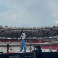 A very hot day in Jakarta tulis Jennie BLACKPINK sebagai caption. Dia membagikan serangkaian foto saat soundcheck hingga momen di balik panggung. Foto: dok. Instagram @jennierubyjane