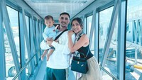 Sehari-hari dirinya begitu dekat dengan keluarga. Waktu kosongnya selalu dihabiskan bersama keluarga kecilnya yang hangat. Foto: Instagram/inijedar