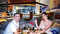 Makan malam bersama suaminya menjadi salah satu kegiatan rutinitas yang dilakukan bersama. Makanan enak ditemani champagne jadi menu spesialnya. Foto: Instagram/inijedar