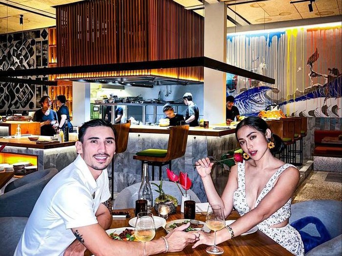 Heboh Pakai Baju Transparan, Jessica Iskandar Asyik Hangout di Beach Club