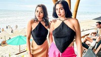 Selain bersama keluarga, ia juga senang menghabiskan waktu bersama sahabatnya. Menikmati air kelapa di beach club dilakukan untuk menghabiskan waktu bersama. Foto: Instagram/inijedar
