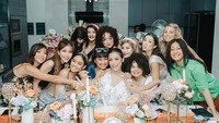 Mengadakan acara makan malam bersama sahabat juga dilakukan Jessica Iskandar untuk menjalin silaturahmi. Dekorasi penuh bunga yang cantik sengaja dihadirkan di atas meja. Foto: Instagram/inijedar