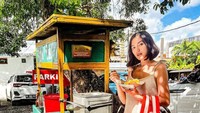 Walaupun sering makan enak di restoran mewah, tetapi Jessica Iskandar tak pernah sombong. Dirinya tak ragu memesan makanan dari pedagang kaki lima gerobakan. Foto: Instagram/inijedar