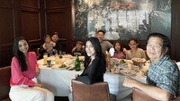 Selain memboyong keluarga kecilnya, Jessica Iskandar juga seringkali mengajak keluarga besar makan bersama. Makanan yang pesan begitu banyak sampai memenuhi mejanya. Foto: Instagram/inijedar