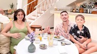 Ketika tengah mengandung, Jessica Iskandar lebih senang menghabiskan waktu bersama keluarganya. Suaminya dan anaknya diboyong untuk makan bersama di restoran yang cantik. Foto: Instagram/inijedar