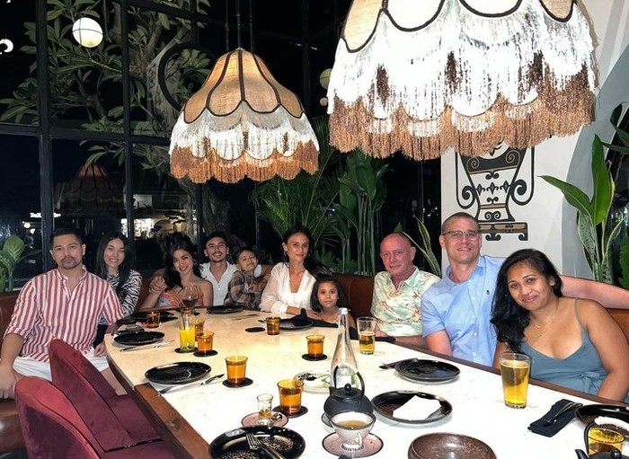 Jessica Iskandar Heboh Pakai Baju Transparan, Jessica Iskandar Asyik Hangout di Beach Club