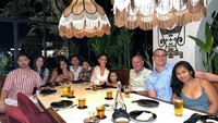 Saat kedatangan keuarga besar dari Belanda, Jessica Iskandar menyelenggarakan makan malam yang hangat. Semua anggota keluarga tampak senyum sumringah. Foto: Instagram/inijedar