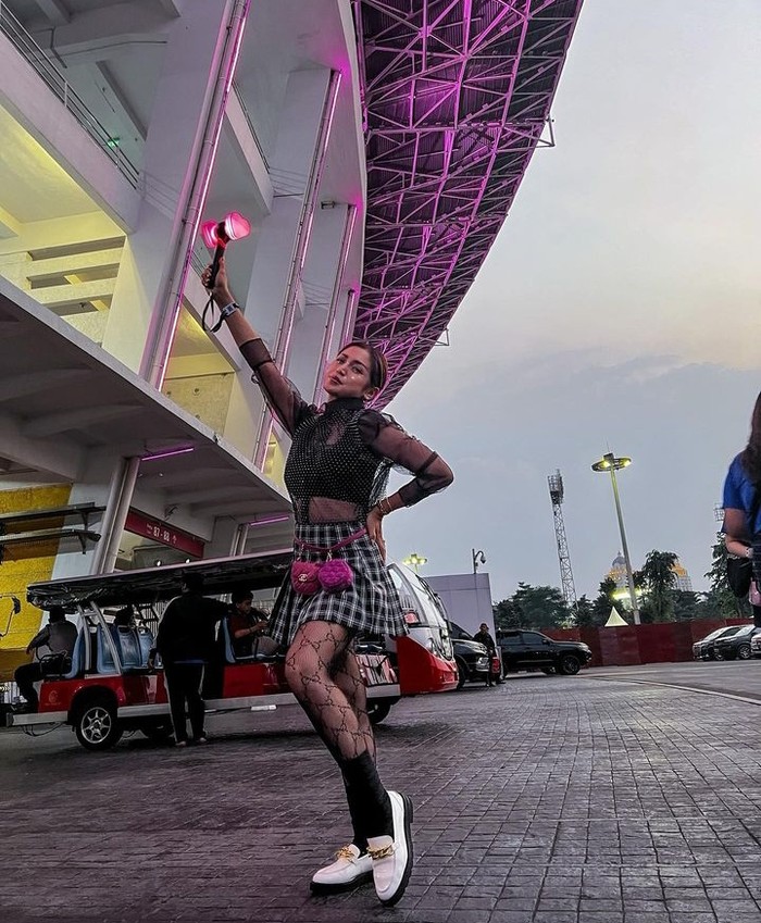 Heboh Pakai Baju Transparan, Jessica Iskandar Asyik Hangout di Beach Club