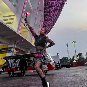 Gaya Jessica Iskandar Nonton Konser Pakai Baju Transparan, Dinyinyir Netizen