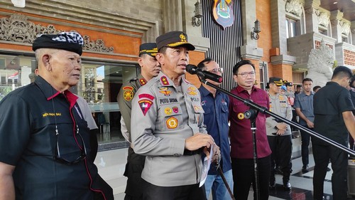 Kapolda Bali Irjen Putu Jayan Danu Putra memberikan keterangan kepada wartawan usai apel gelar pasukan Operasi Cipta Kondisi Agung-2023 di kantornya, Jumat (17/3/2023). (I Wayan Sui Suadnyana/detikBali)