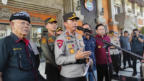 Kapolda Bali menilai deportasi jadi sanksi ampuh untuk mengatasi wisatawan asing nakal di Pulau Dewata.