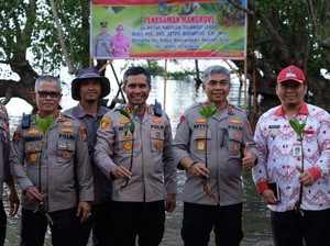 Kapolda Sulut Dorong Program Penghijauan Lingkungan Lewat Tanam Mangrove