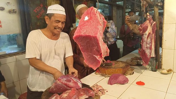 Kepala Badan Pangan Nasional Arief Prasetyo Adi dan Direktur Utama Perum Bulog Budi Waseso memantau harga sembako di Pasar Kramat Jati, Jakarta, Jumat (17/3/2023). (CNBC Indonesia/Mrtyasari)