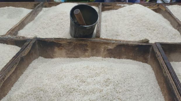 Kepala Badan Pangan Nasional Arief Prasetyo Adi dan Direktur Utama Perum Bulog Budi Waseso memantau harga sembako di Pasar Kramat Jati, Jakarta, Jumat (17/3/2023). (CNBC Indonesia/Mrtyasari)