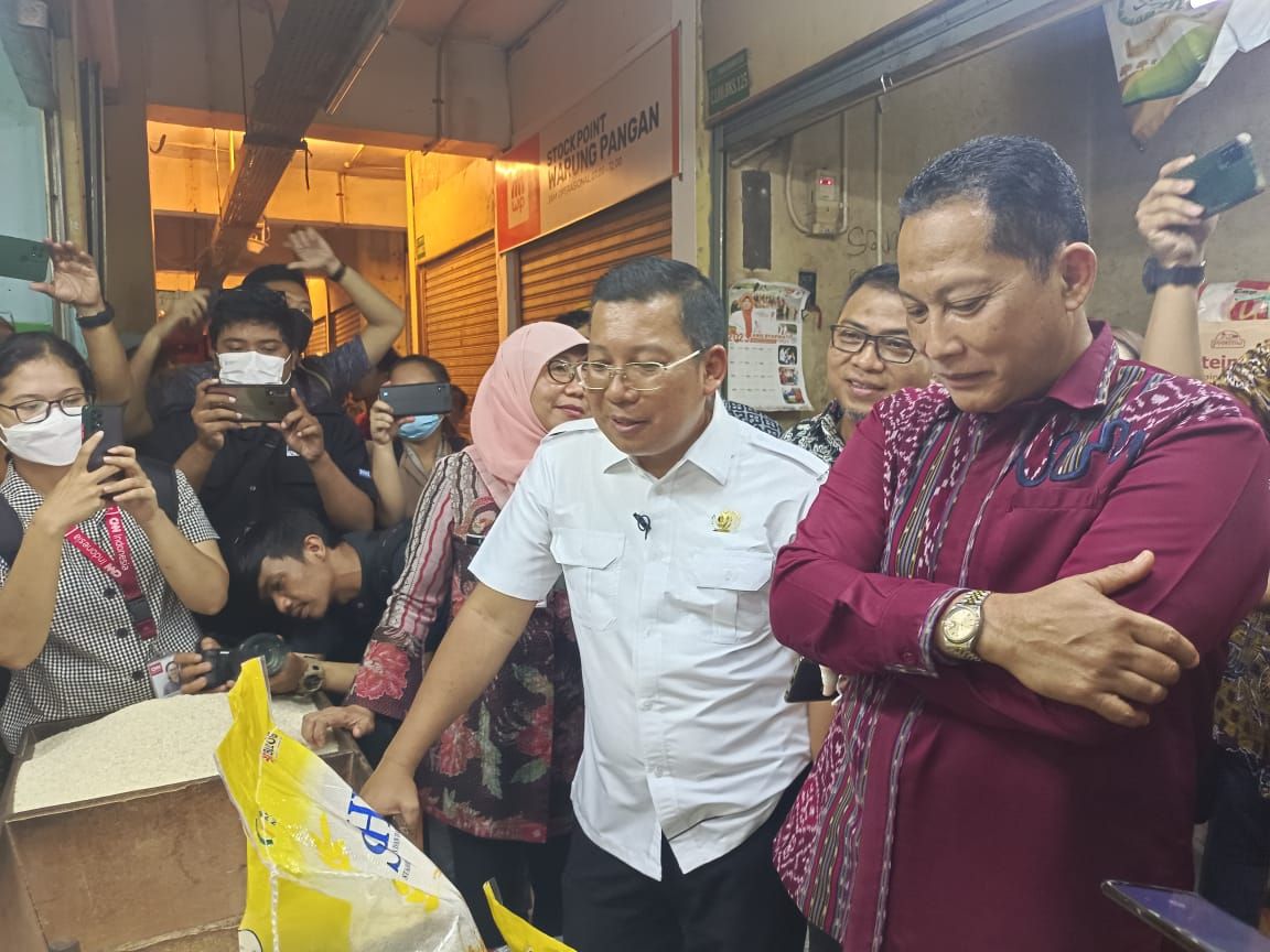 Kepala Badan Pangan Nasional Arief Prasetyo Adi dan Direktur Utama Perum Bulog Budi Waseso memantau harga sembako di Pasar Kramat Jati, Jakarta, Jumat (17/3/2023).