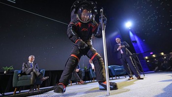 Dalam acara pengumuman di NASA Space Center Houston, Chief Engineer Axiom Space Jim Stein mendemonstrasikan spacesuit ini sambil memutar badannya dan jongkok. Spacesuit ini memiliki lebih banyak sendi di bagian bawah pinggang sehingga memudahkan astronaut bergerak. Sepatu botnya juga dirancang khusus dengan insulasi yang lebih baik sehingga astronaut tetap merasa nyaman bekerja di kutub selatan Bulan yang suhunya sangat dingin.