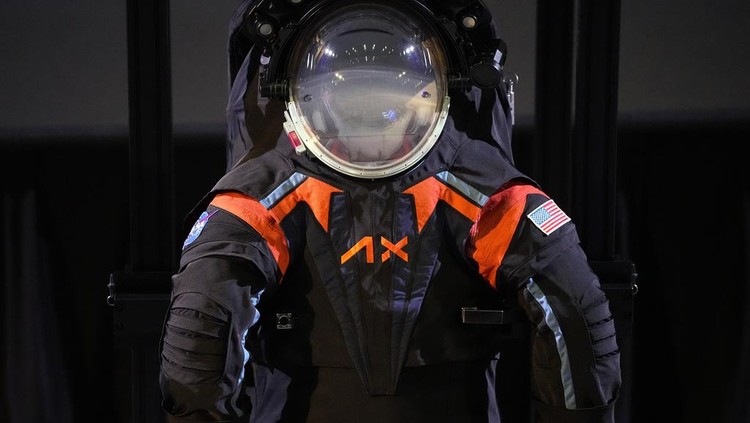 Keren! NASA Pamerkan Baju Baru Astronaut Buat Misi ke Bulan Axiom Space chief engineer Jim Stein demonstrates a prototype spacesuit, Wednesday, March 15, 2023, in Houston. NASA selected Axiom Space to design the spacesuits that its moonwalking astronauts will wear when they step onto the lunar surface later this decade. (AP Photo/David J. Phillip)