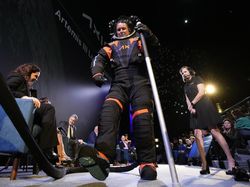 Keren! NASA Pamerkan Baju Baru Astronaut Buat Misi ke Bulan