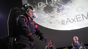 Meskipun prototipe spacesuit yang dipamerkan berwarna hitam, produk aslinya akan hadir dalam warna putih. Warna putih dipilih agar bisa memantulkan panas dan melindungi astronaut dari suhu panas yang ekstrem.