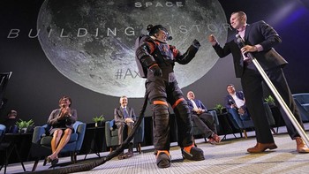 Chief engineer Axiom Space Jim Stein (kiri) mendemonstrasikan prototipe pakaian antariksa di Houston, Rabu (15/3/2023). Ini merupakan spacesuit untuk moonwalking pertama yang dipamerkan setelah berakhirnya misi Apollo.
