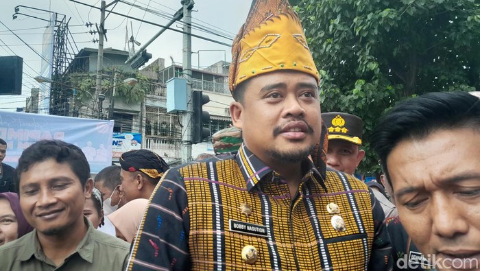 Wali Kota Medan Bobby Nasution saat meninjau Pasar Sukarame (Nizar Aldi/detikSumut)