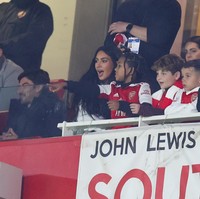 Sebelum pertandingan, bintang reality show sekaligus pengusaha kosmetik dan fashion itu sempat mengunggah foto merchandise Arsenal. Send help SOS, tulis ibu empat anak itu. (Foto: Charlotte Wilson/Offside/Offside via Getty Images)