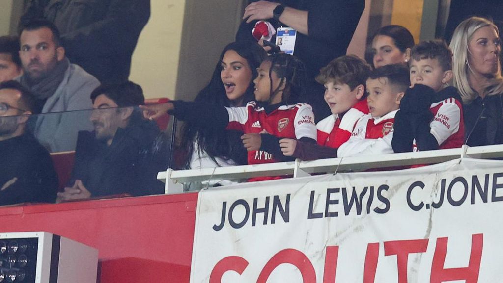 Foto: Momen Langka Kim Kardashian Nonton Liga Europa, Kutukan Buat Arsenal?