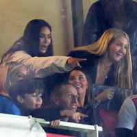 Keseruan Kim Kardashian dan Saint menyaksikan pertandingan. Sebuah momen yang langka terjadi mengingat sepakbola kurang begitu populer di negeri asal Kim, Amerika Serikat. (Foto: Marc Atkins/Getty Images)