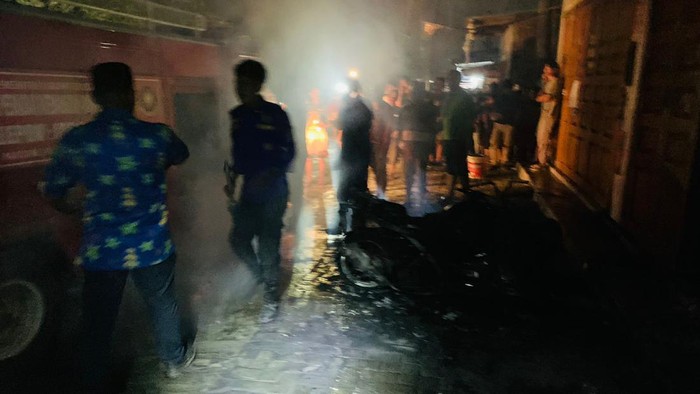 Kios penjual minyak pertalite eceran terbakar di Desa Klumpang Kebun, Kecamatan Hamparan Perak, Deli Serdang. Akibatnya seorang pelajar tewas mendapat luka bakar. (Foto: Istimewa )