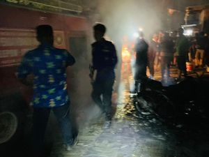 Kios Pertalite Eceran Terbakar di Hamparan Perak, Seorang Pelajar Tewas