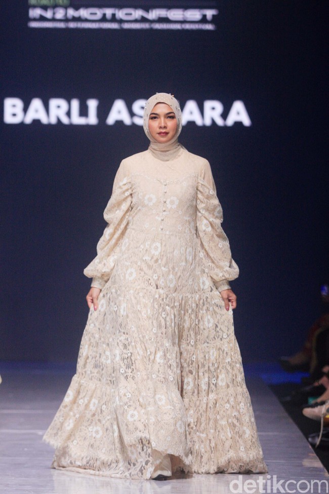 Inilah rancangan terbaru Barli Asmara untuk koleksi Hari Raya 2023. Barli merilis sederet dress cantik nan elegan nuansa pastel hingga bold.  Foto: Mohammad Abduh/Wolipop.