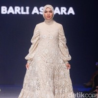 Inilah rancangan terbaru Barli Asmara untuk koleksi Hari Raya 2023. Barli merilis sederet dress cantik nan elegan nuansa pastel hingga bold.  Foto: Mohammad Abduh/Wolipop.